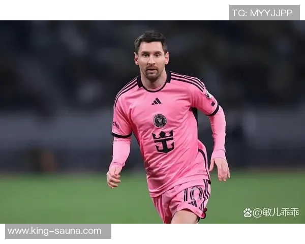 《探索足球巨星的传奇人生与辉煌时刻：从绿茵场到全球舞台的心路历程》