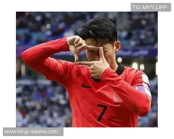 当足球巨星偶遇成龙现场气氛沸腾引发全场热烈欢呼