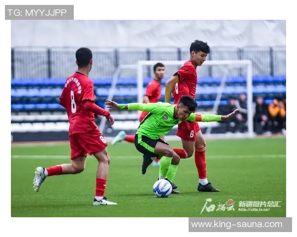 短袖足球球星绿茵闪耀激情奔跑诠释速度与力量之美