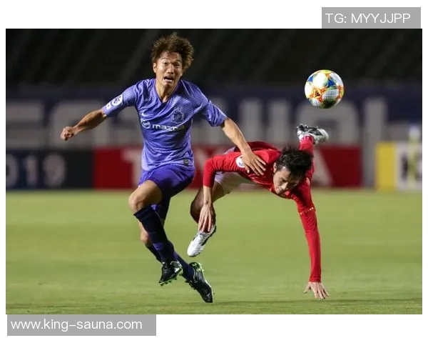 足球场上球员刺杀行为是否构成犯规及相关判罚规则解析