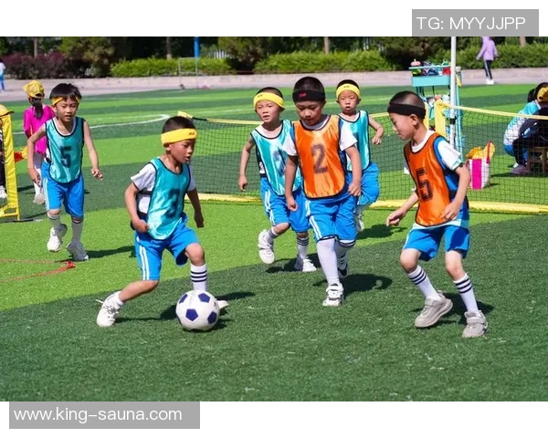 足球巨星脚法较量谁能称霸绿茵场技术王座解析与对比